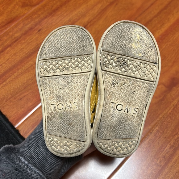 Toms Bee Themed Girls Size 5 Shoes. - Picture 4 of 4
